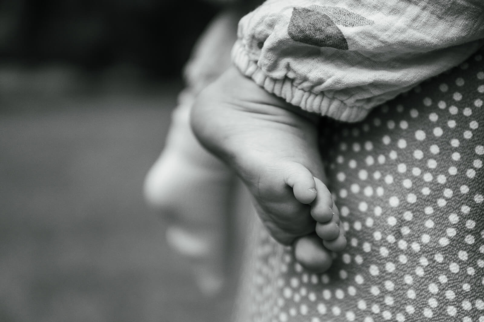 Familienfotograf-Leipzig-Babyfuß-schwarzweiß