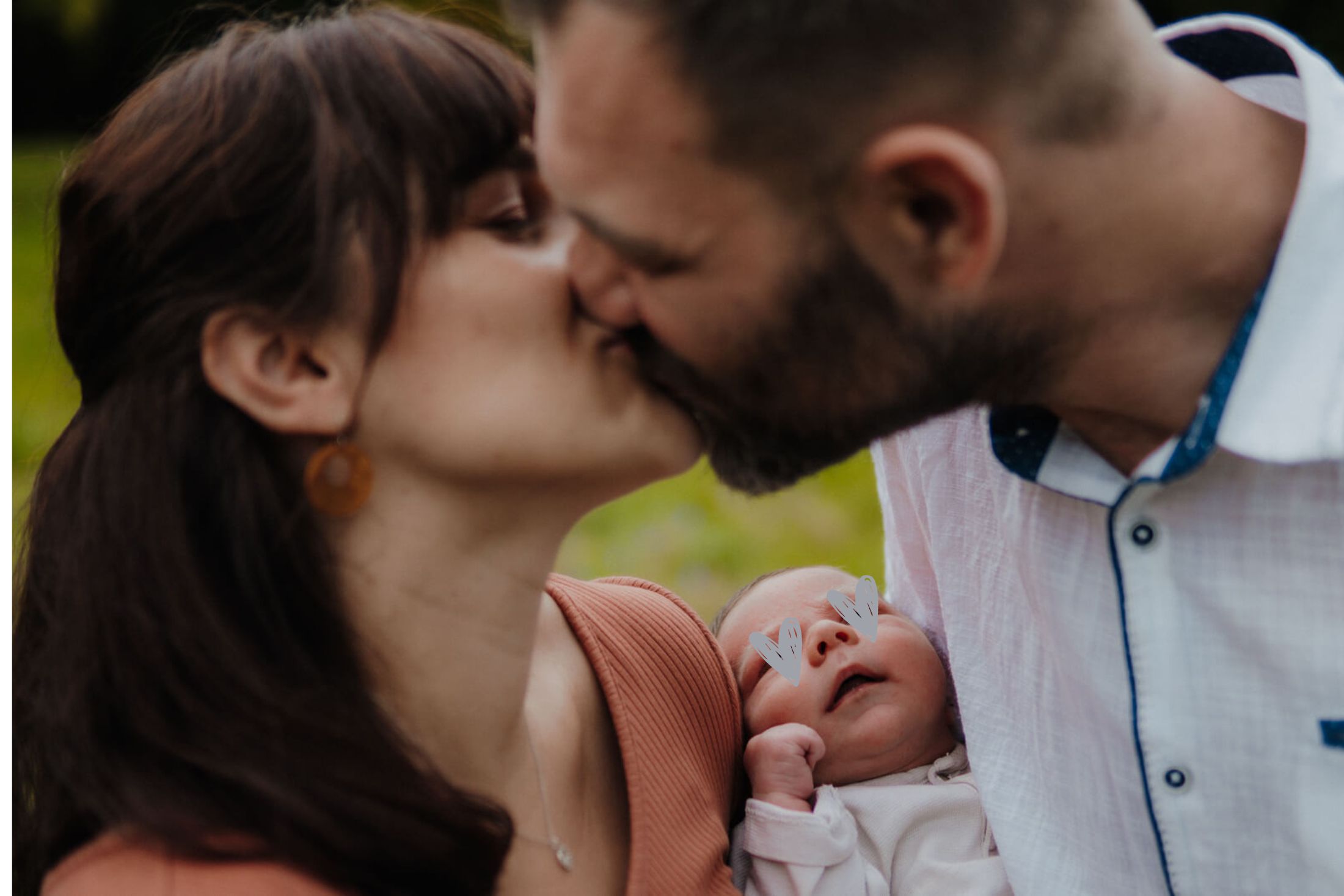 Familienfotograf-Leipzig Eltern küssen sich über Baby