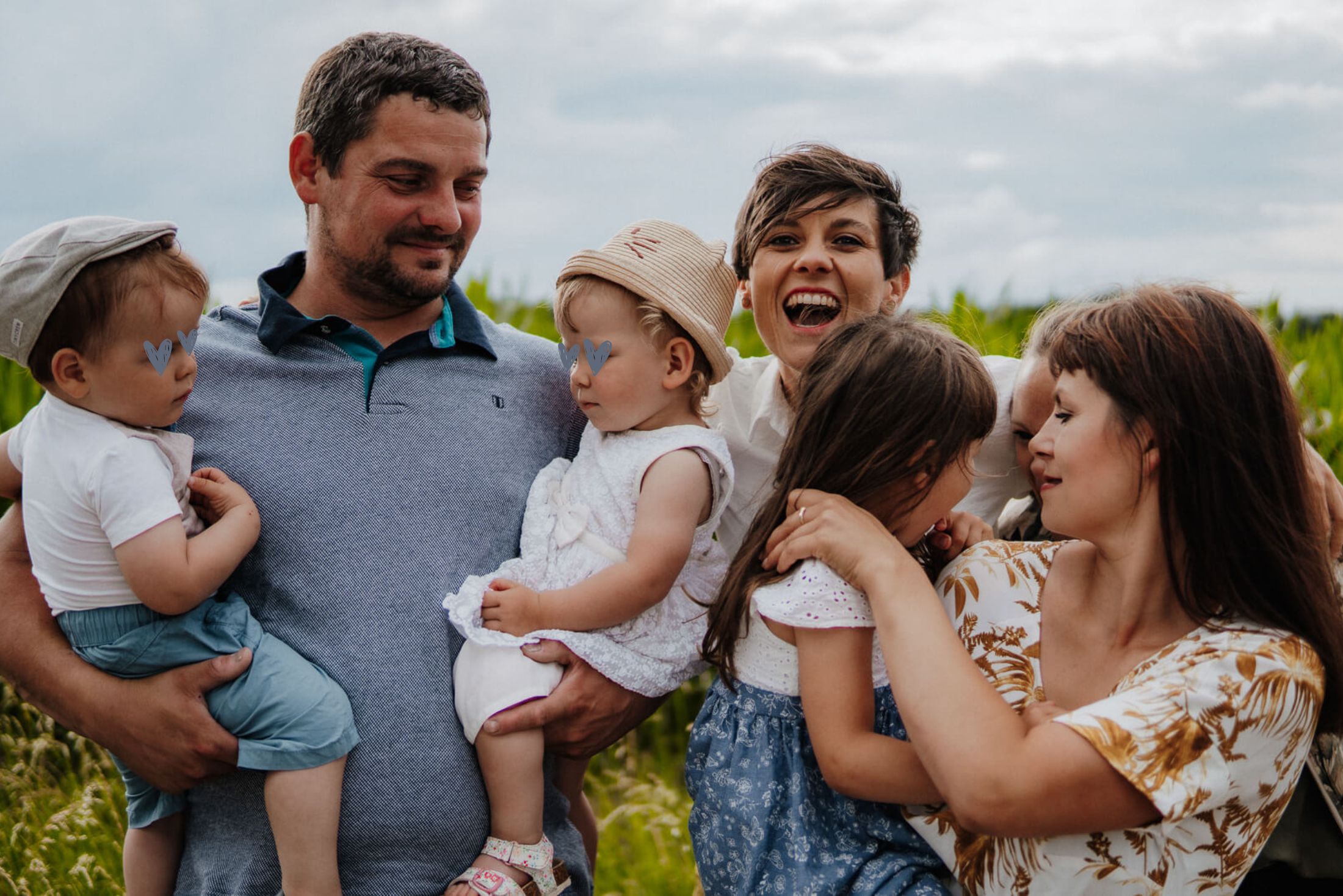 Großfamilie lacht in die Kamera