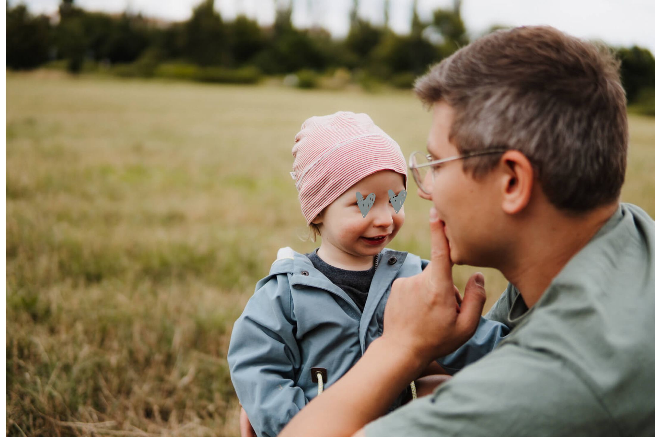 Familienfotograf-Leipzig-Papa-und-Tochter-auf-Feld